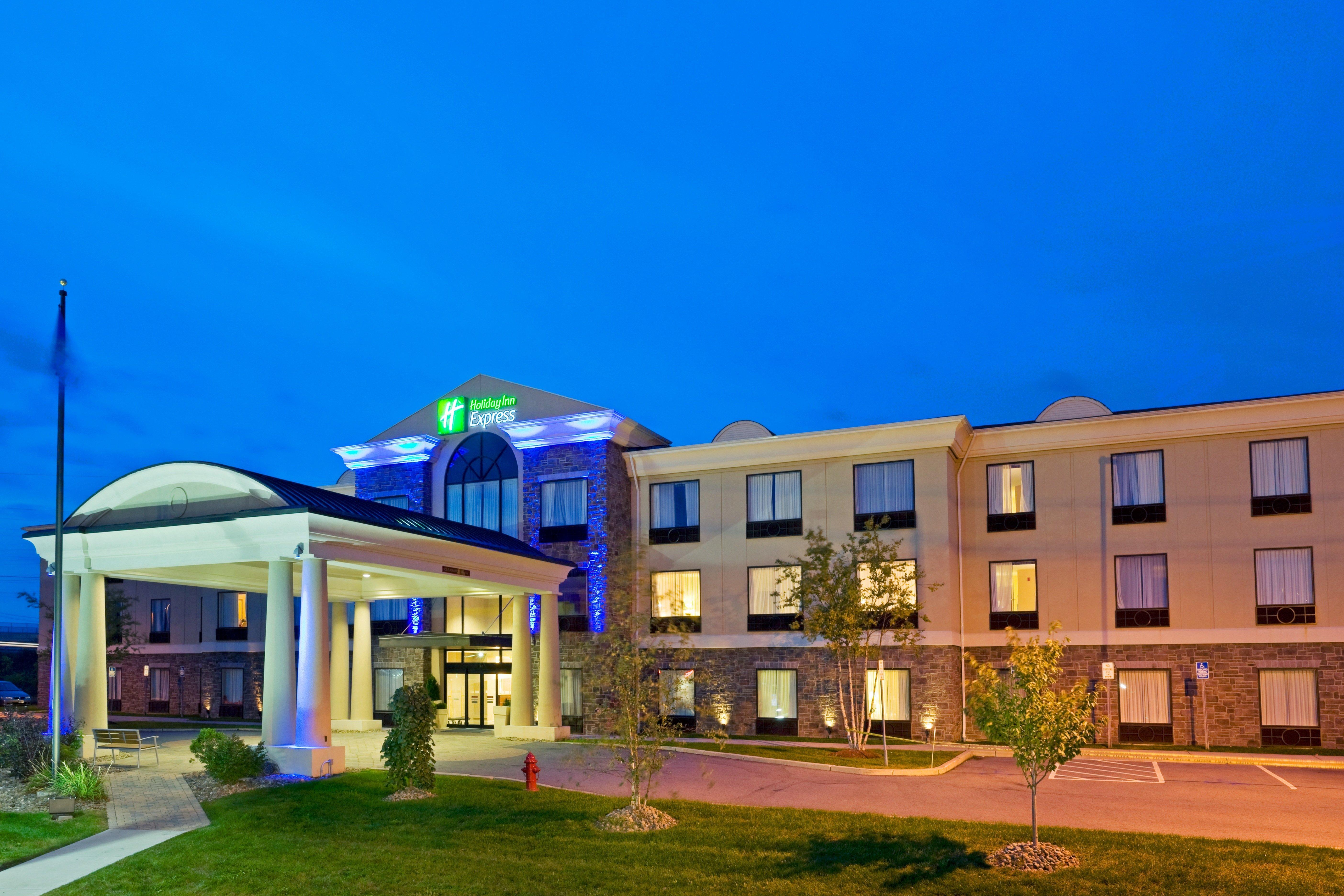 Holiday Inn Express Hotel & Suites Chester By Ihg Exterior photo