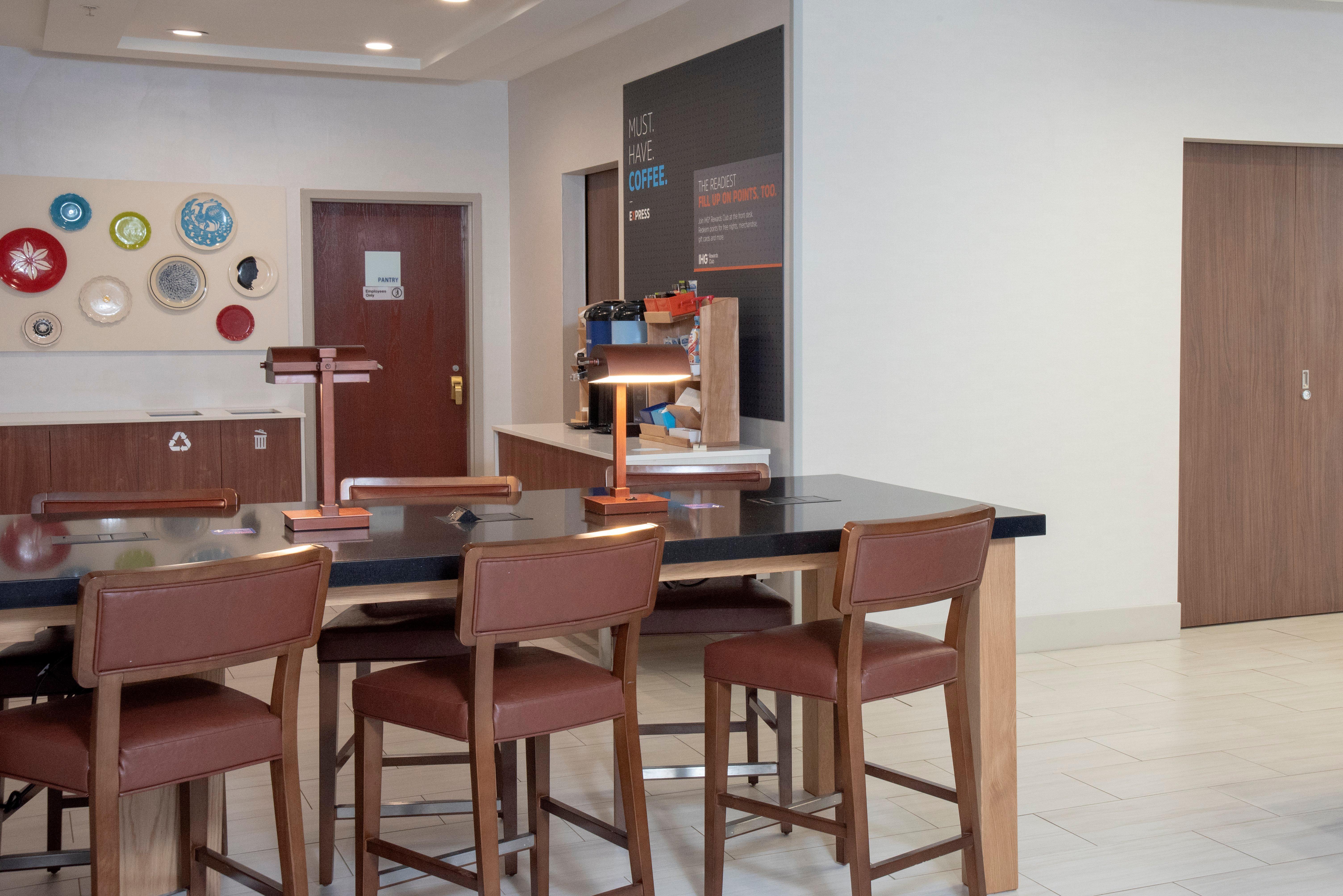 Holiday Inn Express Hotel & Suites Chester By Ihg Exterior photo